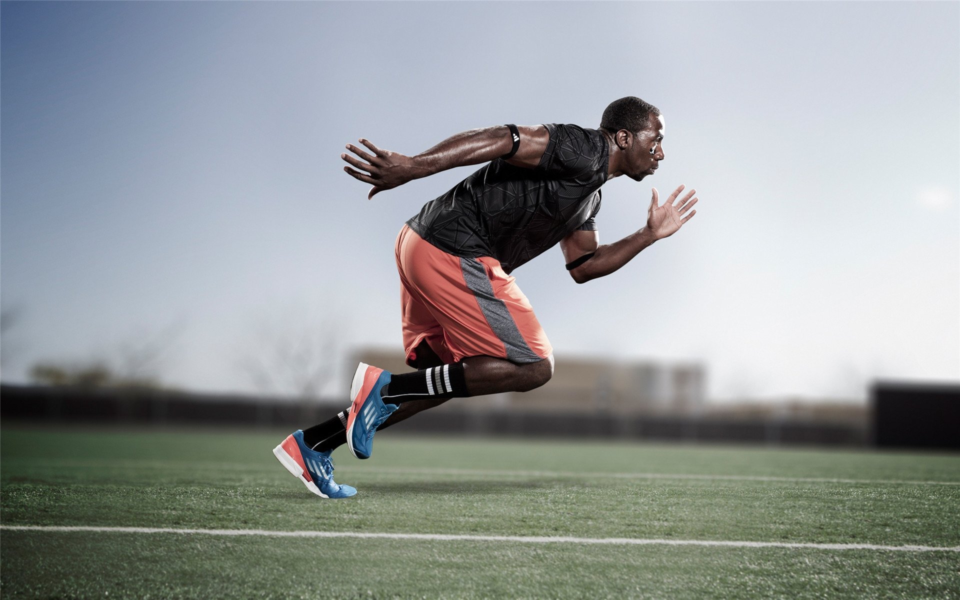 米兰主帅收到警告，球迷质疑战术调整，米兰下场